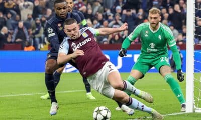 El jugador del Juventus Pierre Kalulu (I) en acción ante JohnMcGinn, del Aston Villa (C), durante el partido de la UEFA Champions League que han jugado Aston Villa y Juventus en Birmingham, Reino Unido. EFE/EPA/ADAM VAUGHAN