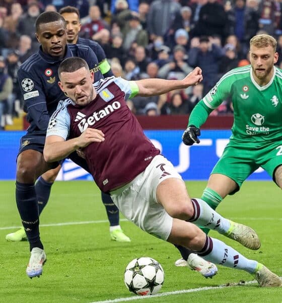 El jugador del Juventus Pierre Kalulu (I) en acción ante JohnMcGinn, del Aston Villa (C), durante el partido de la UEFA Champions League que han jugado Aston Villa y Juventus en Birmingham, Reino Unido. EFE/EPA/ADAM VAUGHAN