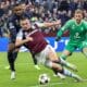 El jugador del Juventus Pierre Kalulu (I) en acción ante JohnMcGinn, del Aston Villa (C), durante el partido de la UEFA Champions League que han jugado Aston Villa y Juventus en Birmingham, Reino Unido. EFE/EPA/ADAM VAUGHAN