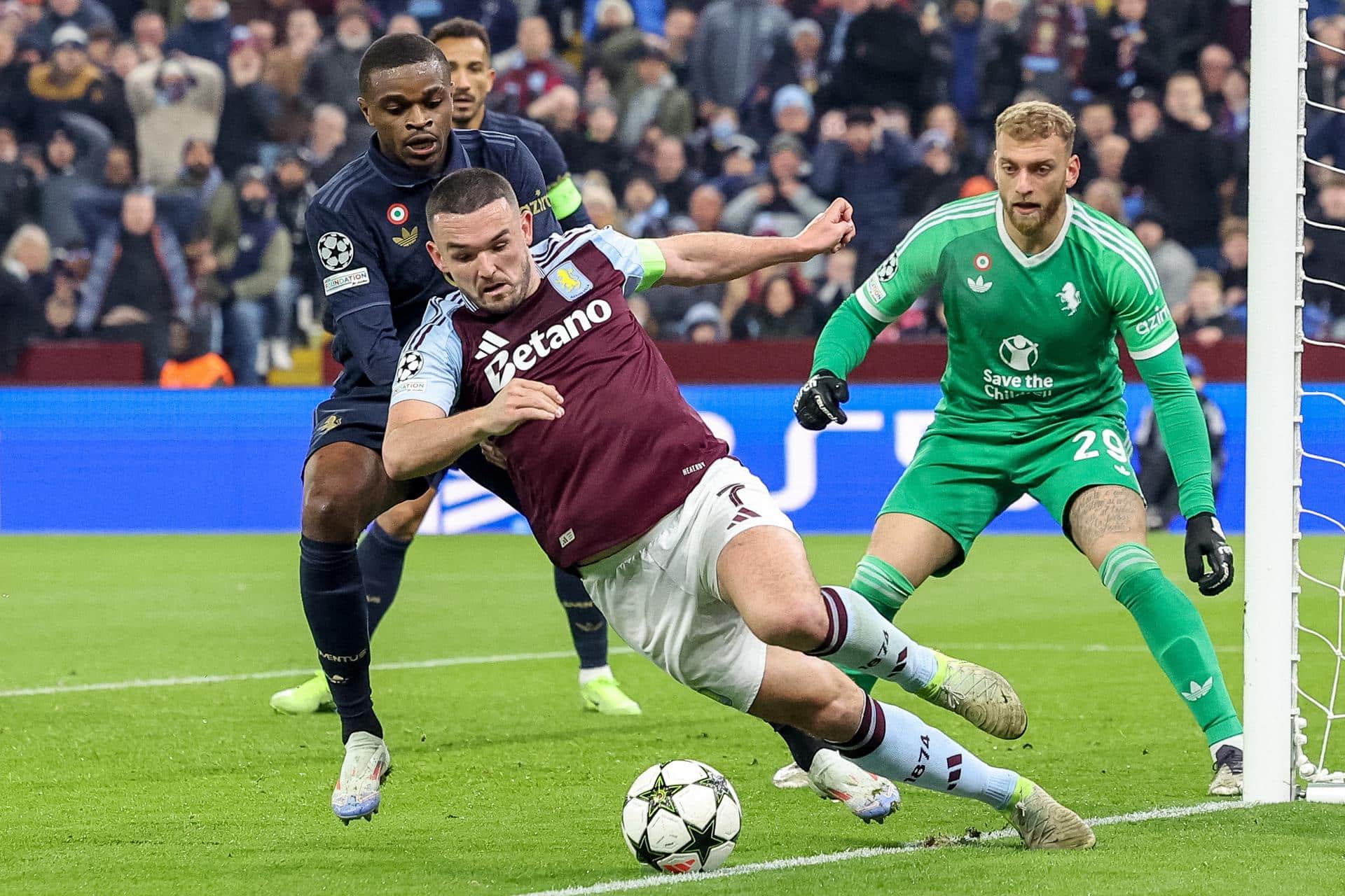 El jugador del Juventus Pierre Kalulu (I) en acción ante JohnMcGinn, del Aston Villa (C), durante el partido de la UEFA Champions League que han jugado Aston Villa y Juventus en Birmingham, Reino Unido. EFE/EPA/ADAM VAUGHAN