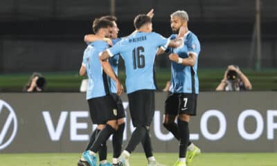 Jugadores de Uruguay celebran un gol este viernes, durante un partido de las eliminatorias sudamericanas al Mundial de Fútbol 2026. EFE/ Gastón Britos