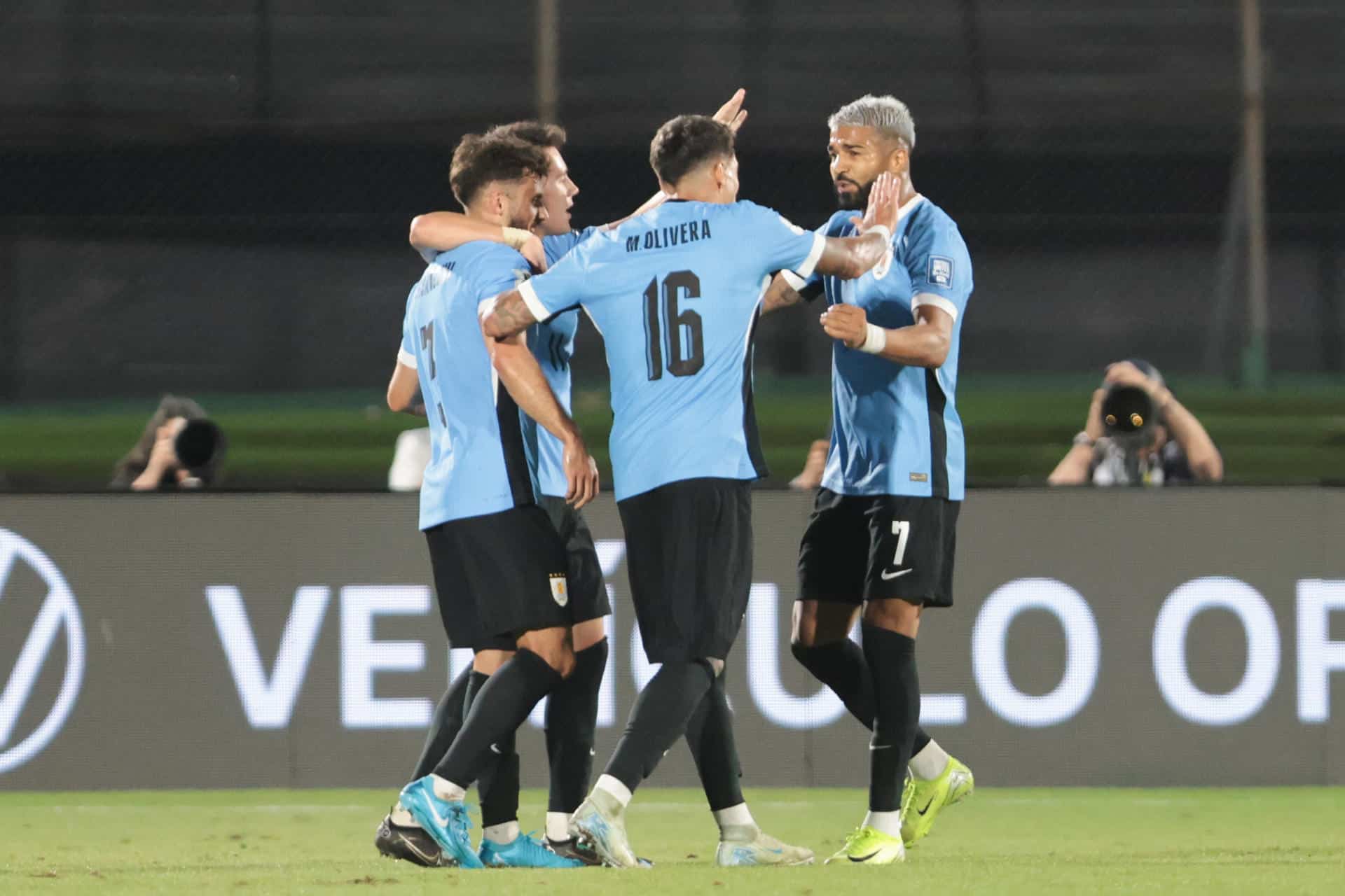 Jugadores de Uruguay celebran un gol este viernes, durante un partido de las eliminatorias sudamericanas al Mundial de Fútbol 2026. EFE/ Gastón Britos