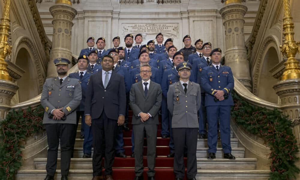 Catorce bomberos de los 101 efectivos de protección civil que Portugal envió a Valencia (España) para participar en labores de rescate tras la dana fueron recibidos este viernes en Lisboa por su alcalde de Lisboa, Carlos Moedas, tras cumplir una misión "bastante complicada", este viernes en el Ayuntamiento de Lisboa.- EFE/Carlota Ciudad