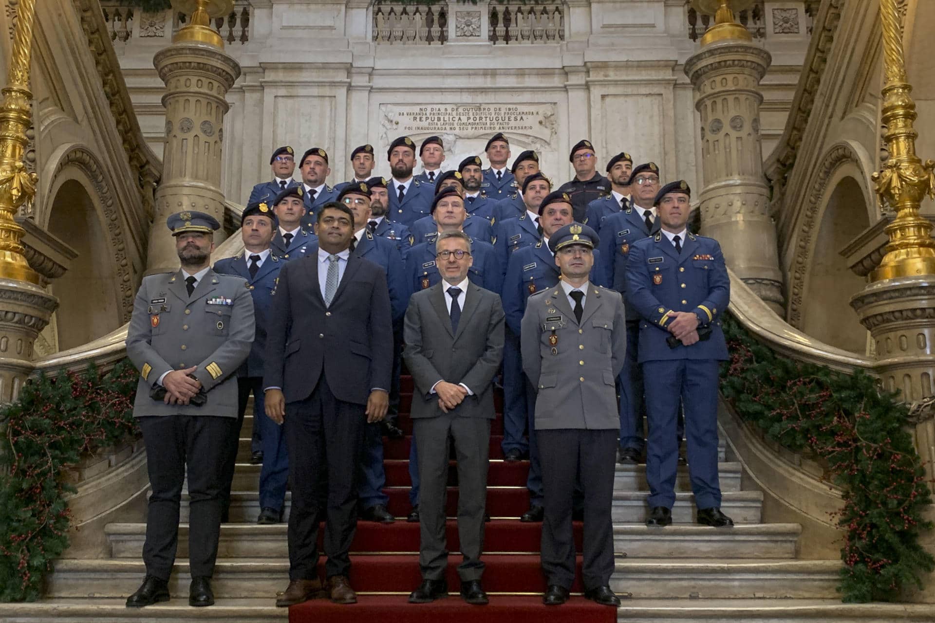 Catorce bomberos de los 101 efectivos de protección civil que Portugal envió a Valencia (España) para participar en labores de rescate tras la dana fueron recibidos este viernes en Lisboa por su alcalde de Lisboa, Carlos Moedas, tras cumplir una misión "bastante complicada", este viernes en el Ayuntamiento de Lisboa.- EFE/Carlota Ciudad