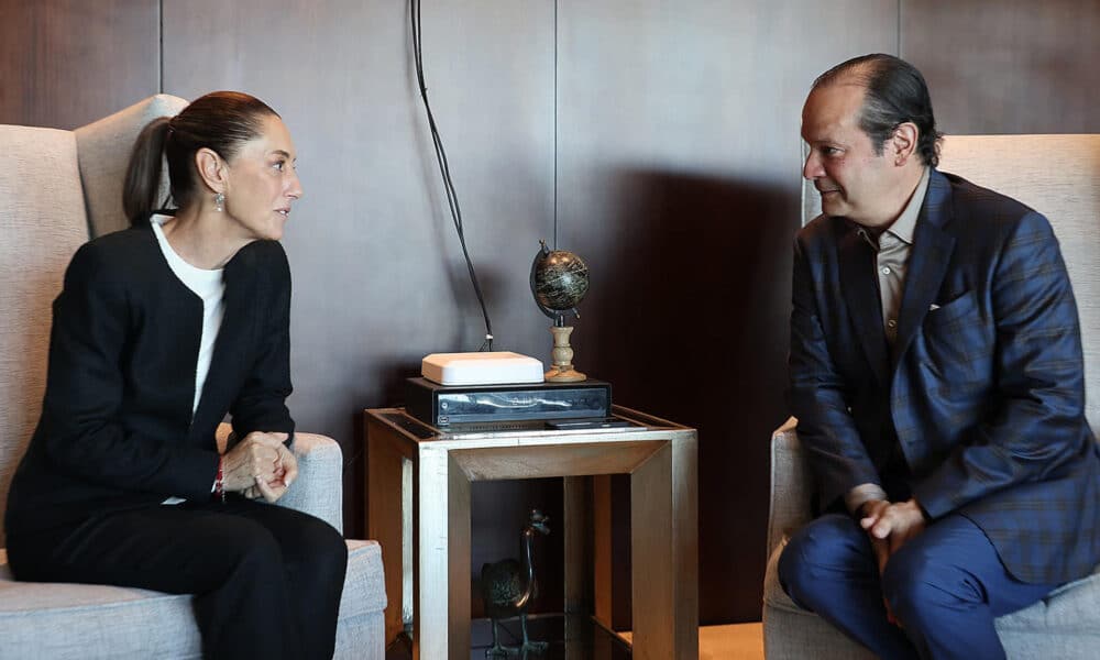 Fotografía cedida por la Presidencia de México, de la presidenta de México, Claudia Sheinbaum y el canciller de Panamá, Javier Martínez-Acha, hablando este domingo en el Aeropuerto Internacional de Tocumen, en Ciudad de Panamá (Panamá). EFE/ Presidencia de México