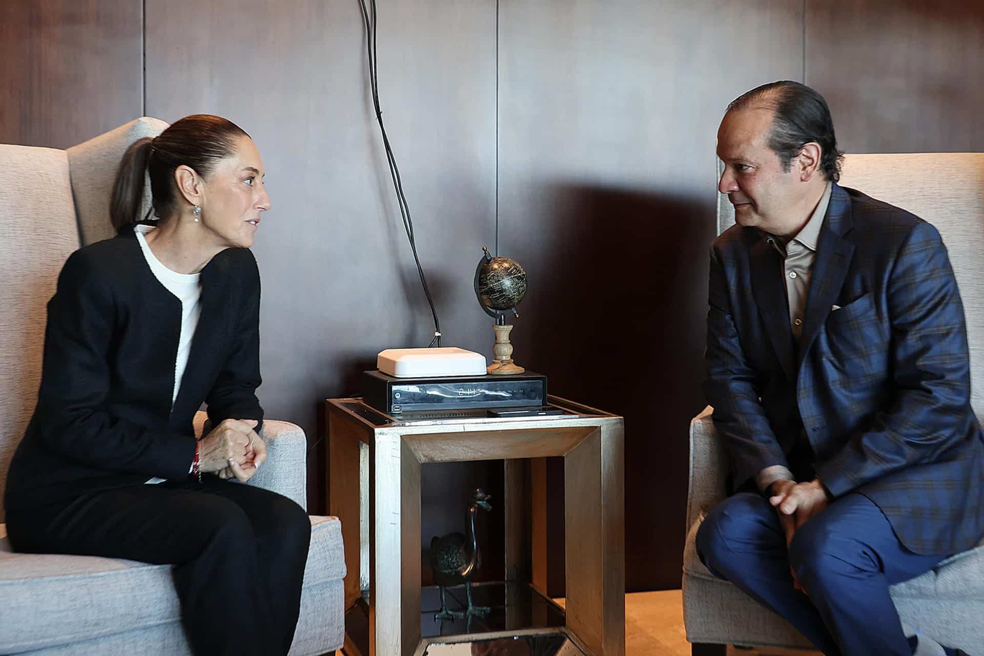 Fotografía cedida por la Presidencia de México, de la presidenta de México, Claudia Sheinbaum y el canciller de Panamá, Javier Martínez-Acha, hablando este domingo en el Aeropuerto Internacional de Tocumen, en Ciudad de Panamá (Panamá). EFE/ Presidencia de México