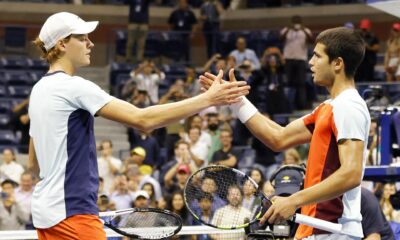 Foto de archivo del español Carlos Alcaraz (D) y el italiano Jannik Sinner, los dos grandes favoritos de las Finales ATP que comienzan el domingo en Turín (Italia). EFE/EPA/JASON SZENES