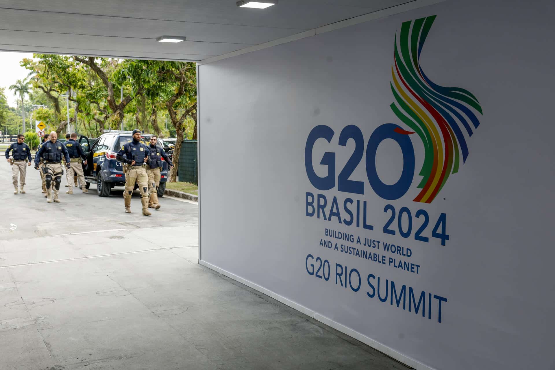 Fotografía de los alrededores del Museo de Arte Moderno (MAM) en Río de Janeiro (Brasil), donde la cumbre del G20 que se celebra en Río de Janeiro el próximo lunes y martes estará marcada por momentos de alto voltaje político, como la despedida internacional del presidente de EE.UU., Joe Biden, o el primer encuentro entre el brasileño Luiz Inácio Lula da Silva y el argentino Javier Milei tras meses de tensiones. EFE/ Antonio Lacerda.