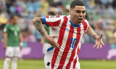 Miguel Almirón de Paraguay celebra un gol en un partido de las eliminatorias sudamericanas para el Mundial de 2026. EFE/ Jorge Abrego