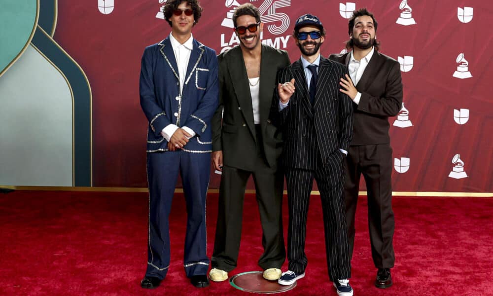 Los integrantes de la banda venezolana Rawayana, posan en la alfombra roja de la 25 entrega anual de los Premios Latin Grammy, en el Kaseya Center de Miami, Florida (Estados Unidos). EFE/ Eva Marie Uzcátegui