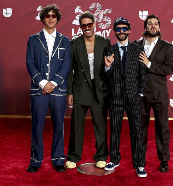 Los integrantes de la banda venezolana Rawayana, posan en la alfombra roja de la 25 entrega anual de los Premios Latin Grammy, en el Kaseya Center de Miami, Florida (Estados Unidos). EFE/ Eva Marie Uzcátegui