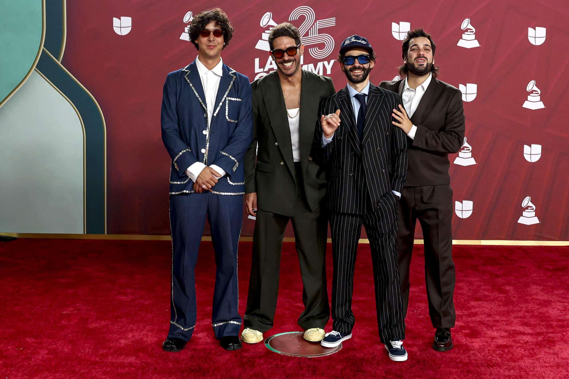 Los integrantes de la banda venezolana Rawayana, posan en la alfombra roja de la 25 entrega anual de los Premios Latin Grammy, en el Kaseya Center de Miami, Florida (Estados Unidos). EFE/ Eva Marie Uzcátegui