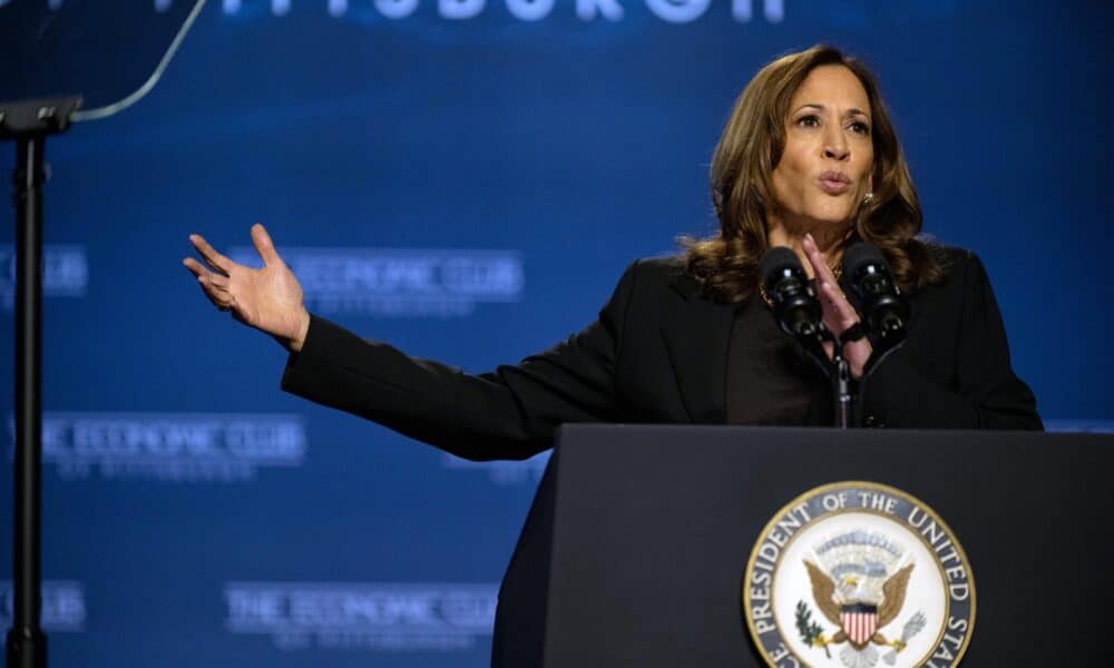 Fotografía de archivo del candidata presidencial demócrata, la vicepresidenta de Estados Unidos, Kamala Harris, durante un discurso en Pittsburgh, Pensilvania, EE.UU., el 25 de septiembre de 2024. EFE/EPA/David Muse