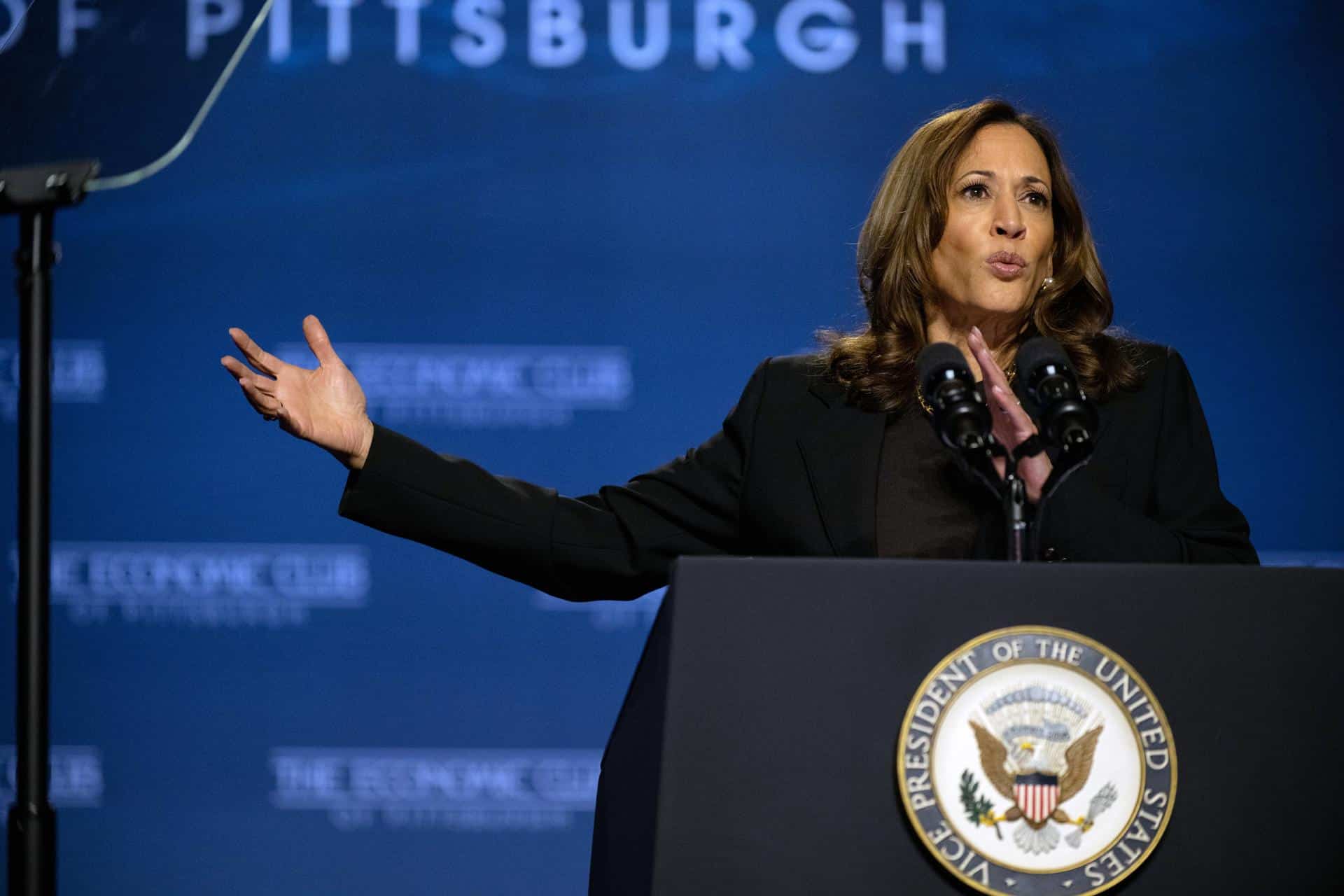 Fotografía de archivo del candidata presidencial demócrata, la vicepresidenta de Estados Unidos, Kamala Harris, durante un discurso en Pittsburgh, Pensilvania, EE.UU., el 25 de septiembre de 2024. EFE/EPA/David Muse