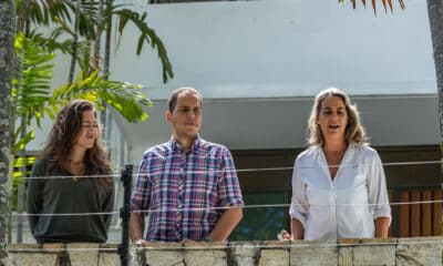 Fotografía de archivo del 1 de agosto de 2024 de Claudia Macero (i), Pedro Uchurrurtu (c) y Magalli Meda, asilados en la residencia del embajador de Argentina, saludando a los medios de comunicación desde un balcón en Caracas (Venezuela). EFE/Henry Chirinos