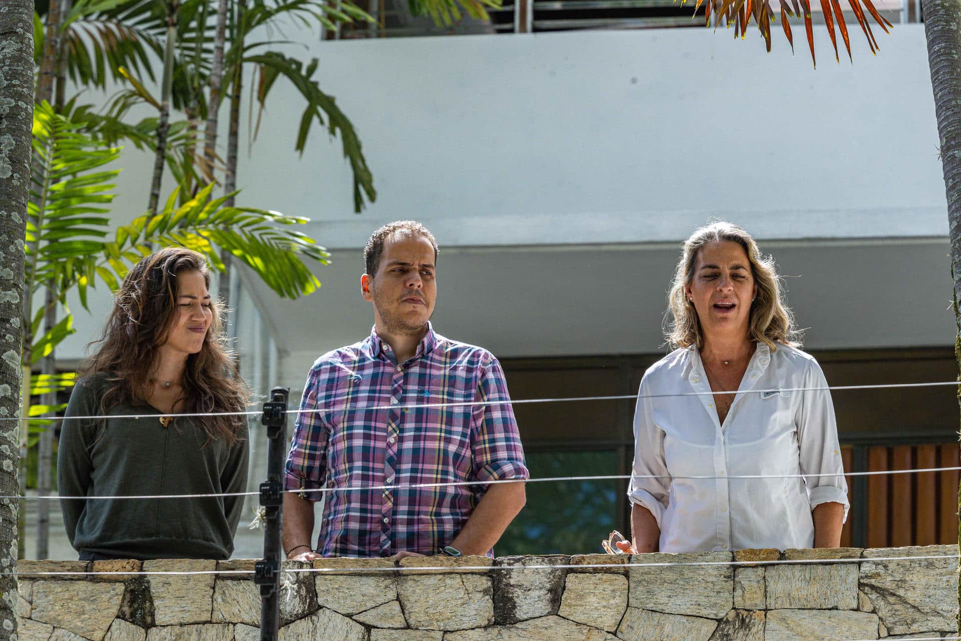 Fotografía de archivo del 1 de agosto de 2024 de Claudia Macero (i), Pedro Uchurrurtu (c) y Magalli Meda, asilados en la residencia del embajador de Argentina, saludando a los medios de comunicación desde un balcón en Caracas (Venezuela). EFE/Henry Chirinos