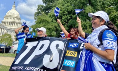 Fotografía de archivo del 15 de septiembre de 2024 de inmigrantes centroamericanos manifestándose para pedir un permiso de Estatus de Protección Temporal (TPS), en Washington (EE.UU.). EFE/ Alejandra Arredondo