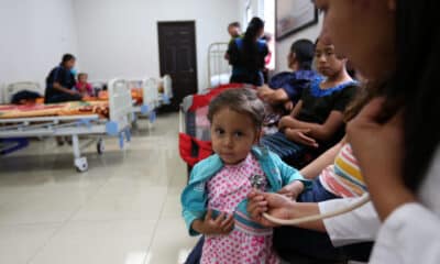 Fotografía de archivo de una niña en un centro médico en Guatemala. EFE/Esteban Biba