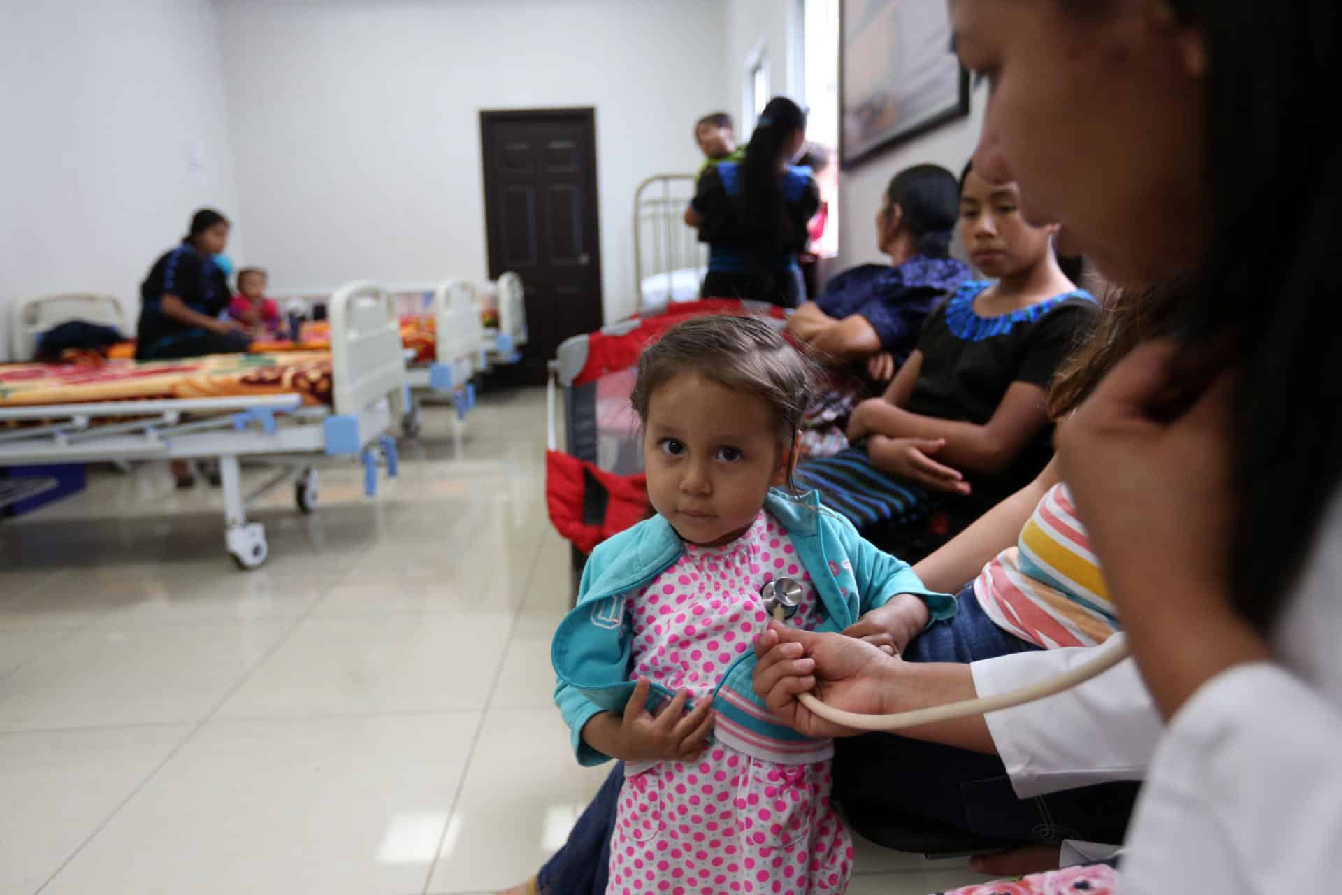 Fotografía de archivo de una niña en un centro médico en Guatemala. EFE/Esteban Biba