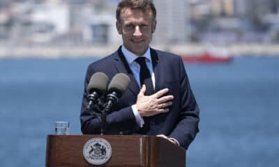 El presidente de Francia, Emmanuel Macron, habla durante su visita al buque rompehielos 'Almirante Viel' de la Armada chilena, este jueves en Valparaíso (Chile). EFE/ Adriana Thomasa