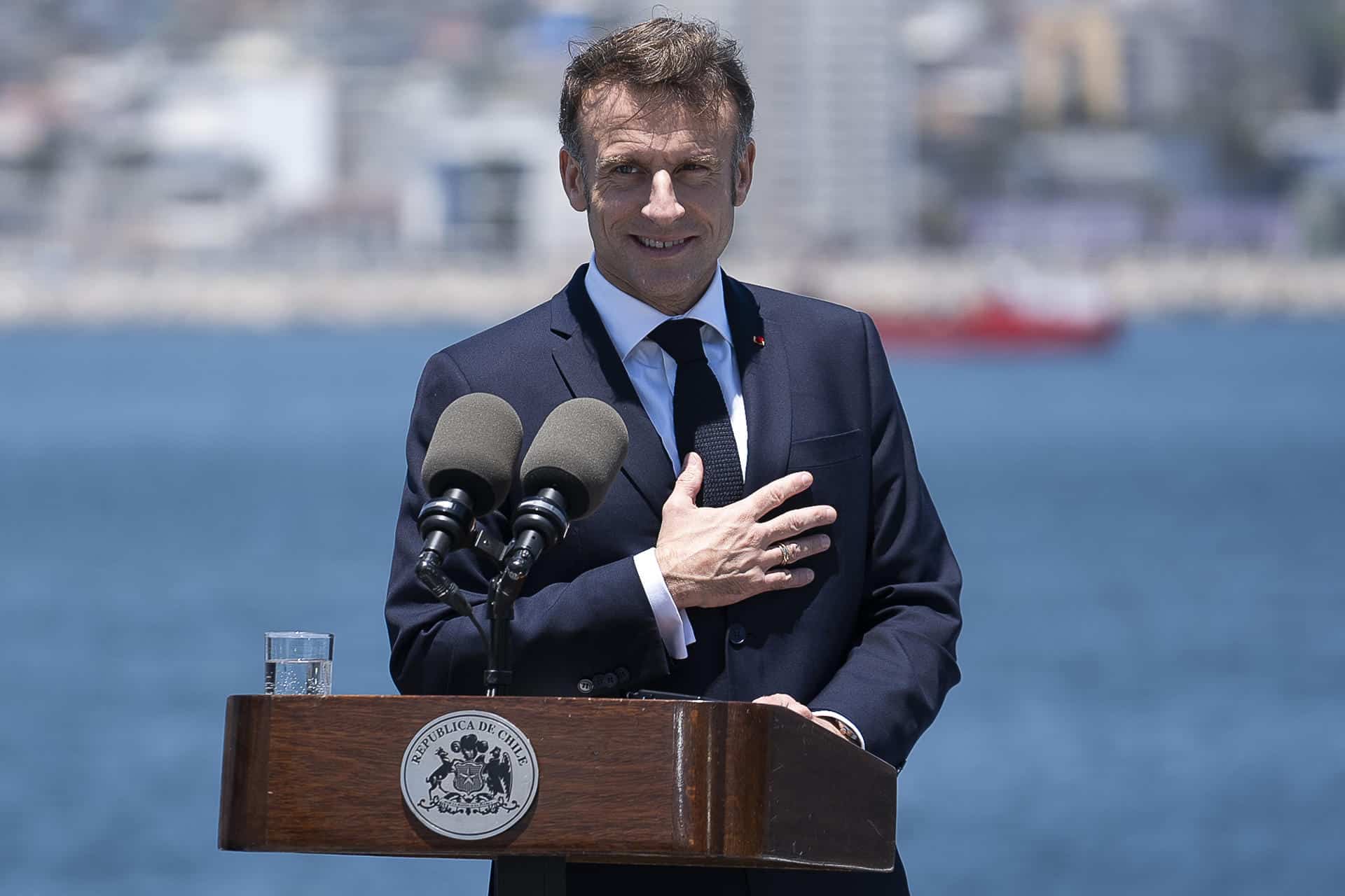 El presidente de Francia, Emmanuel Macron, habla durante su visita al buque rompehielos 'Almirante Viel' de la Armada chilena, este jueves en Valparaíso (Chile). EFE/ Adriana Thomasa