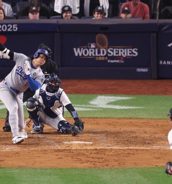 El bateador de los Dodgers de Los Angeles Shohei Ohtani (i) resulta ponchado ante el lanzador de los Yanquis de Nueva York Gerrit Cole (d) durante la Serie Mundial. EFE/SARAH YENESEL