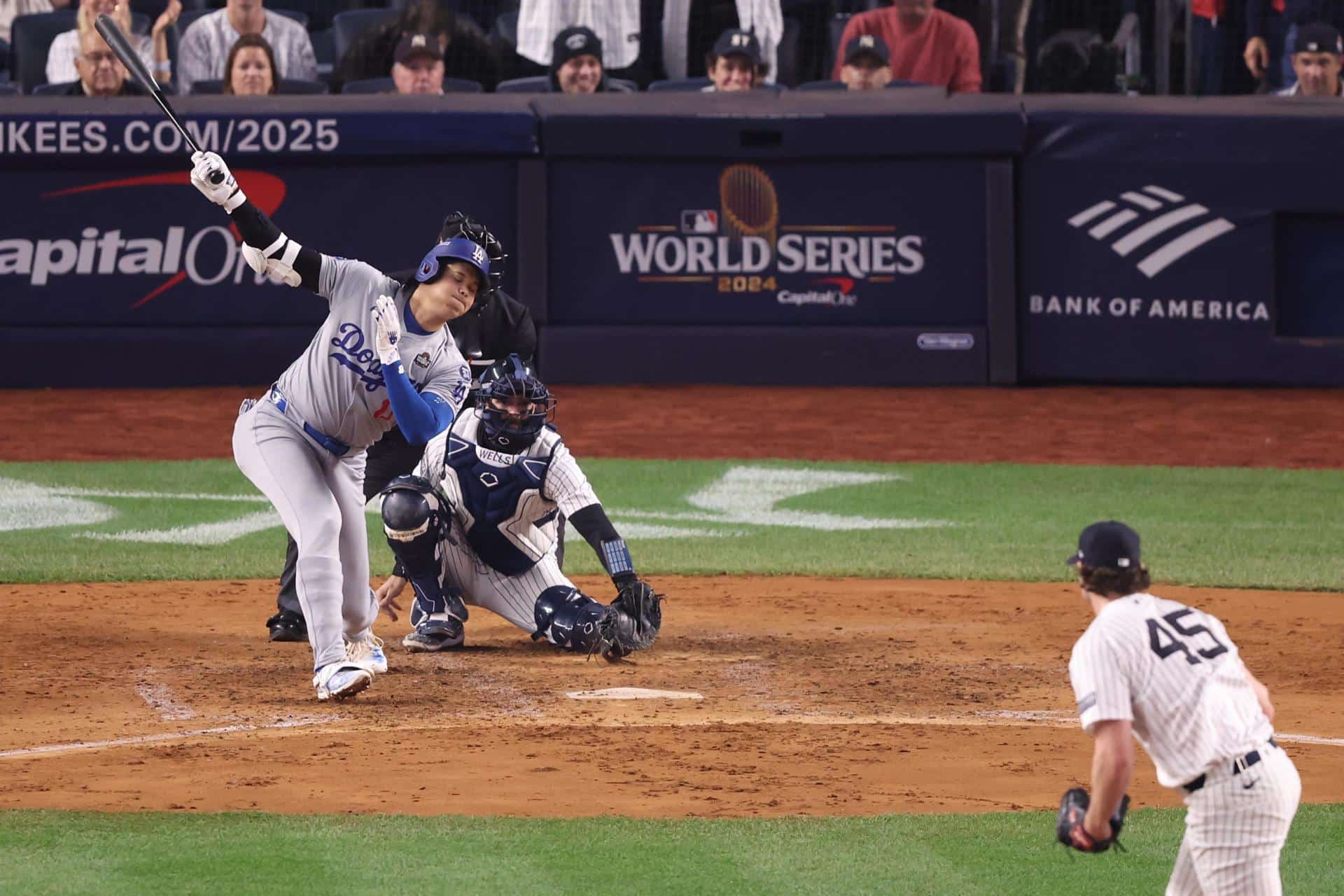 El bateador de los Dodgers de Los Angeles Shohei Ohtani (i) resulta ponchado ante el lanzador de los Yanquis de Nueva York Gerrit Cole (d) durante la Serie Mundial. EFE/SARAH YENESEL