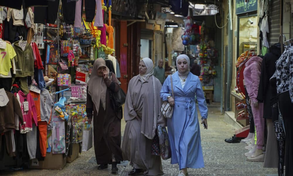 Mujeres palestinas caminan por el barrio Musulmán de la Ciudad Vieja de Jerusalén, hoy martes, día en que se celebran las elecciones presidenciales en Estados Unidos. EFE/Alejandro Ernesto