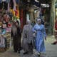 Mujeres palestinas caminan por el barrio Musulmán de la Ciudad Vieja de Jerusalén, hoy martes, día en que se celebran las elecciones presidenciales en Estados Unidos. EFE/Alejandro Ernesto