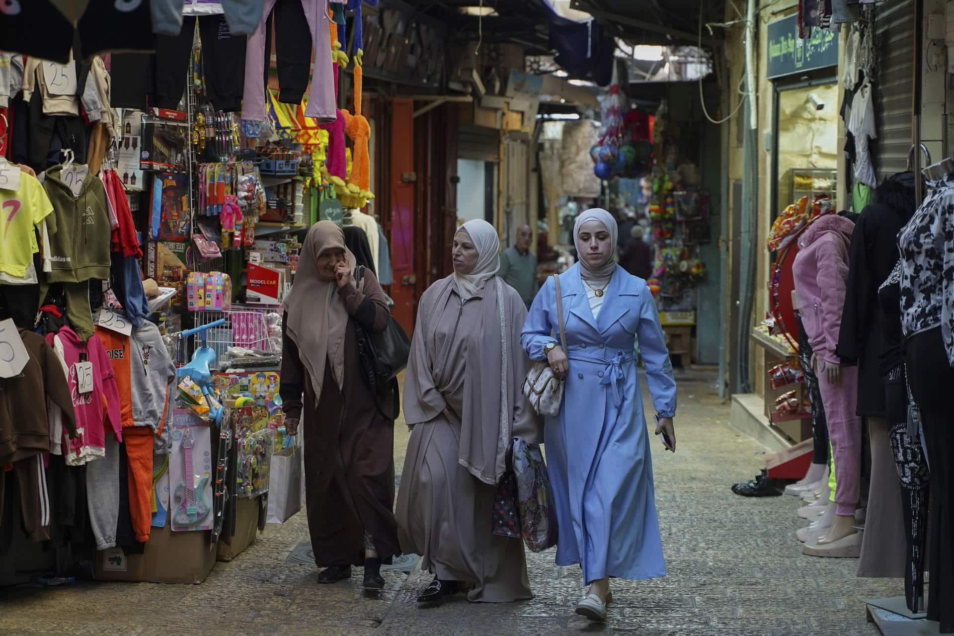 Mujeres palestinas caminan por el barrio Musulmán de la Ciudad Vieja de Jerusalén, hoy martes, día en que se celebran las elecciones presidenciales en Estados Unidos. EFE/Alejandro Ernesto