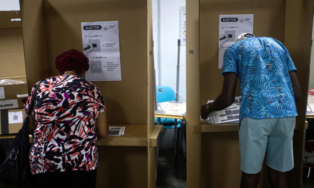 Dos personas marcan sus papeletas electorales este martes en un centro de votación en Carolina (Puerto Rico). EFE/Thais Llorca