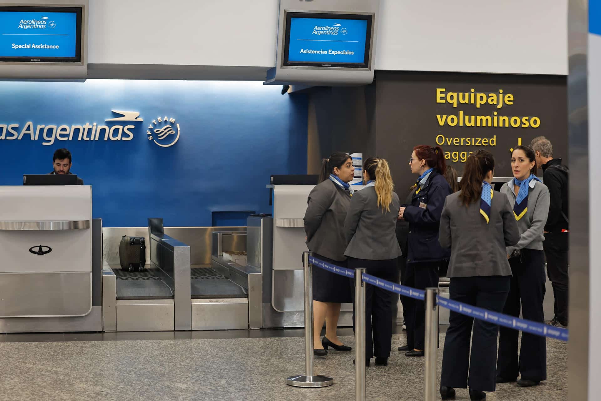 Fotografía del pasado 29 de agosto de trabajadores de aerolíneas argentinas en el aeroparque de la Ciudad de Buenos Aires (Argentina). EFE/ Juan Ignacio Roncoroni