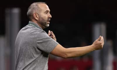 El seleccionador de México Pedro López dirige durante un partido clasificatorio para la Copa Oro W 2024 entre México y Puerto Rico realizado en el estadio Azteca de la Ciudad de México (México). Imagen de archivo. EFE /José Méndez