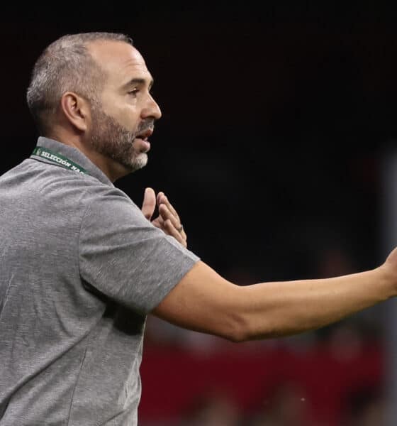 El seleccionador de México Pedro López dirige durante un partido clasificatorio para la Copa Oro W 2024 entre México y Puerto Rico realizado en el estadio Azteca de la Ciudad de México (México). Imagen de archivo. EFE /José Méndez