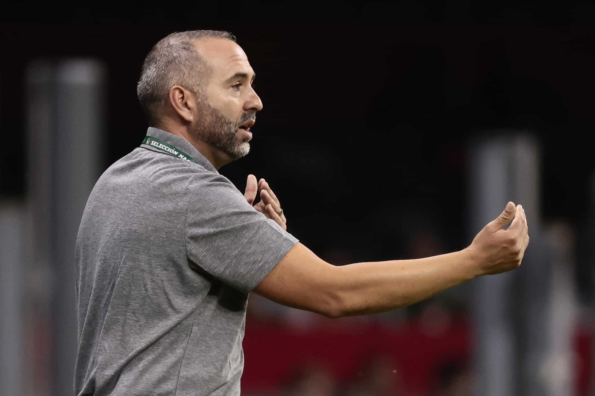 El seleccionador de México Pedro López dirige durante un partido clasificatorio para la Copa Oro W 2024 entre México y Puerto Rico realizado en el estadio Azteca de la Ciudad de México (México). Imagen de archivo. EFE /José Méndez