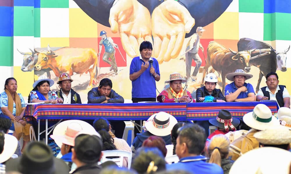 Fotografía de archivo del 26 de septiembre de 2024 del expresidente de Bolivia y líder oficialista, Evo Morales (2006-2019) hablando durante una reunión del Movimiento al Socialismo (MAS) en Cochabamba (Bolivia). EFE/ Jorge Abrego