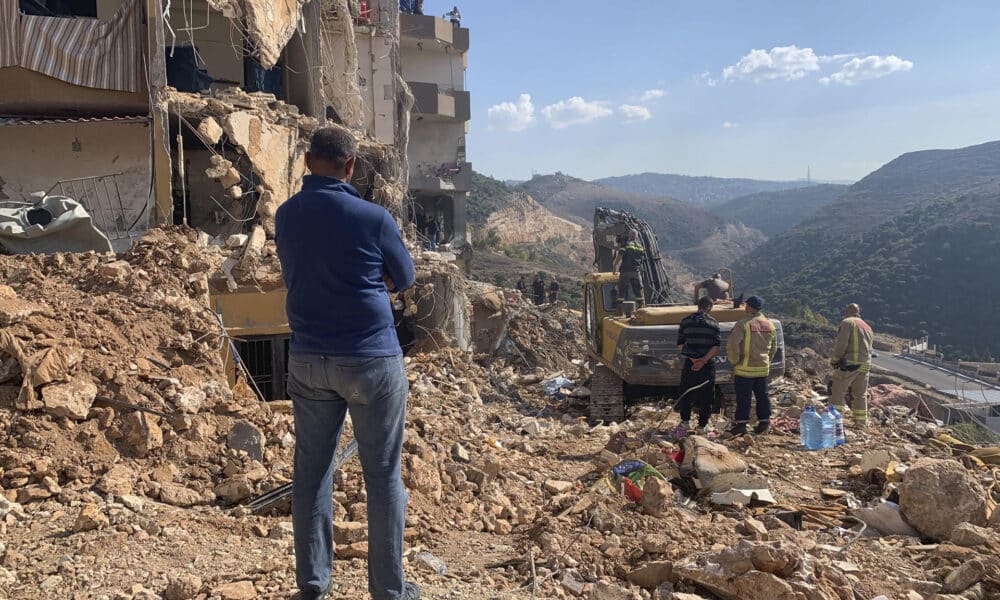 Barja (Líbano).-Equipos de rescate trabajan hoy en el lugar de un bombardeo israelí ocurrido anoche contra un edificio en la localidad de Barja, al sur de Beirut. Anoche, Hassan Souleiman no lograba conciliar el sueño solo en su piso de Barja, una zona de mayoría suní apenas 30 kilómetros al sur de Beirut. Decidió prepararse una 'shisha' o pipa de agua, la primera calada rota por un bombardeo que mató a al menos una treintena de sus vecinos. EFE/ Noemí Jabois