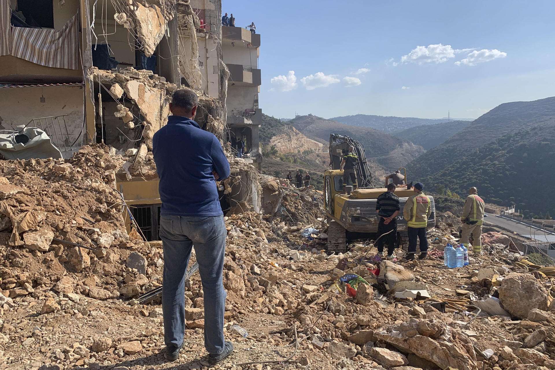 Barja (Líbano).-Equipos de rescate trabajan hoy en el lugar de un bombardeo israelí ocurrido anoche contra un edificio en la localidad de Barja, al sur de Beirut. Anoche, Hassan Souleiman no lograba conciliar el sueño solo en su piso de Barja, una zona de mayoría suní apenas 30 kilómetros al sur de Beirut. Decidió prepararse una 'shisha' o pipa de agua, la primera calada rota por un bombardeo que mató a al menos una treintena de sus vecinos. EFE/ Noemí Jabois