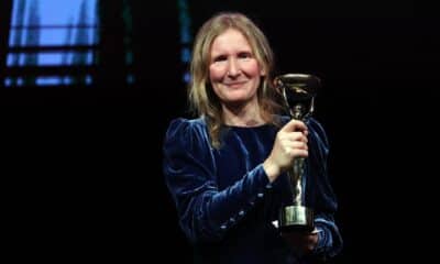 La novelista británica Samantha Harvey, autora del libro 'Orbital', gana el Premio Booker 2024 en Londres, Reino Unido. EFE/ANDY RAIN