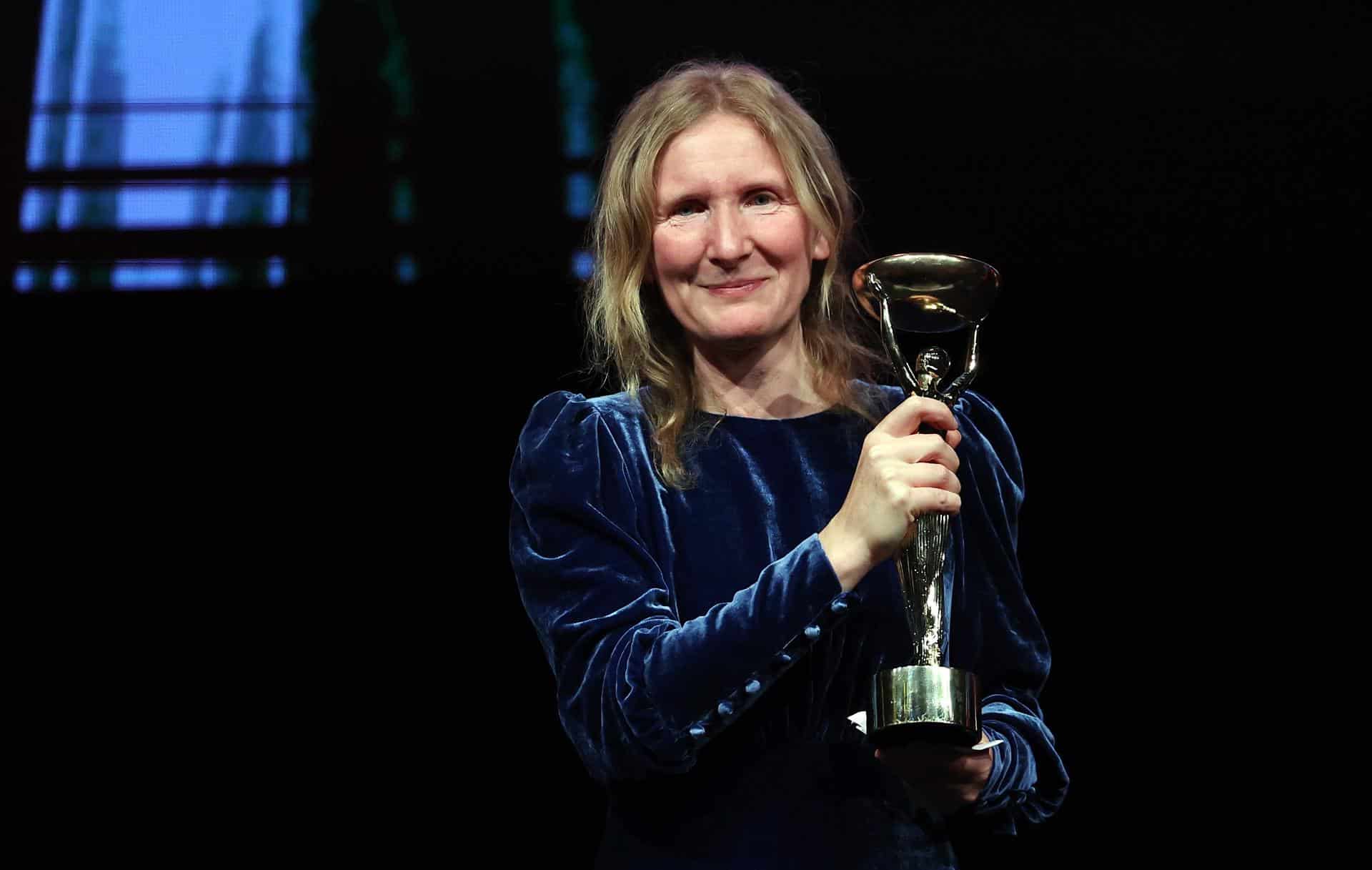 La novelista británica Samantha Harvey, autora del libro 'Orbital', gana el Premio Booker 2024 en Londres, Reino Unido. EFE/ANDY RAIN