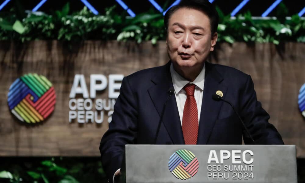 El presidente de Corea del Sur, Yoon Suk-yeol, habla durante la APEC CEO Summit, un evento empresarial paralelo a la cumbre de APEC, este viernes en Lima (Perú). EFE/ Carlos Ortega