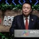 El presidente de Corea del Sur, Yoon Suk-yeol, habla durante la APEC CEO Summit, un evento empresarial paralelo a la cumbre de APEC, este viernes en Lima (Perú). EFE/ Carlos Ortega