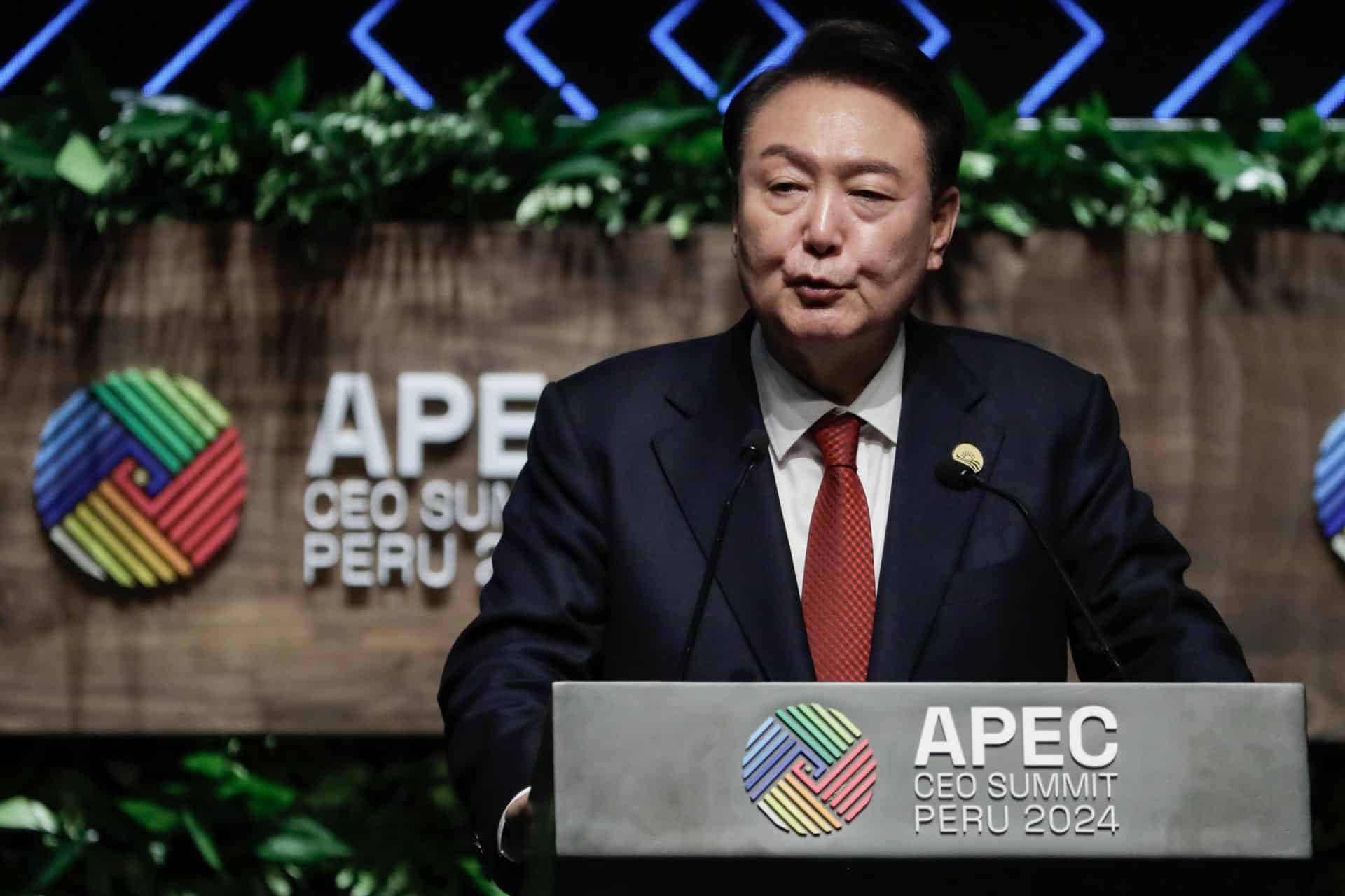 El presidente de Corea del Sur, Yoon Suk-yeol, habla durante la APEC CEO Summit, un evento empresarial paralelo a la cumbre de APEC, este viernes en Lima (Perú). EFE/ Carlos Ortega