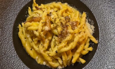 ROMA (ITALIA), 15/11/2024.- La 'carbonara', uno de los platos de pasta más emblemáticos de la cocina romana, se ha convertido en un símbolo de lucha contra la especulación con vistas al Jubileo, el Año Santo que se inaugura el próximo 24 de diciembre y en el que se espera que lleguen a Roma unos 30 millones de peregrinos. 'El pacto de la carbonara' es la particular propuesta lanzada por una asociación de consumidores italiana con el fin de evitar que los restaurantes de Roma caigan en la tentación de inflar el precio de este popular y asequible plato, elaborado con ingredientes básicos: pasta, queso, huevo, tocino de cerdo y pimienta negra. EFE/ Daniel Cáceres