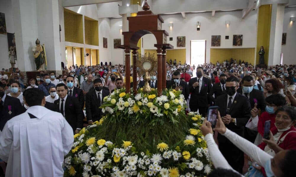 Fotografía de archivo en donde nicaraguenses celebran una eucaristía en la catedral de Managua (Nicaragua). EFE/ Jorge Torres