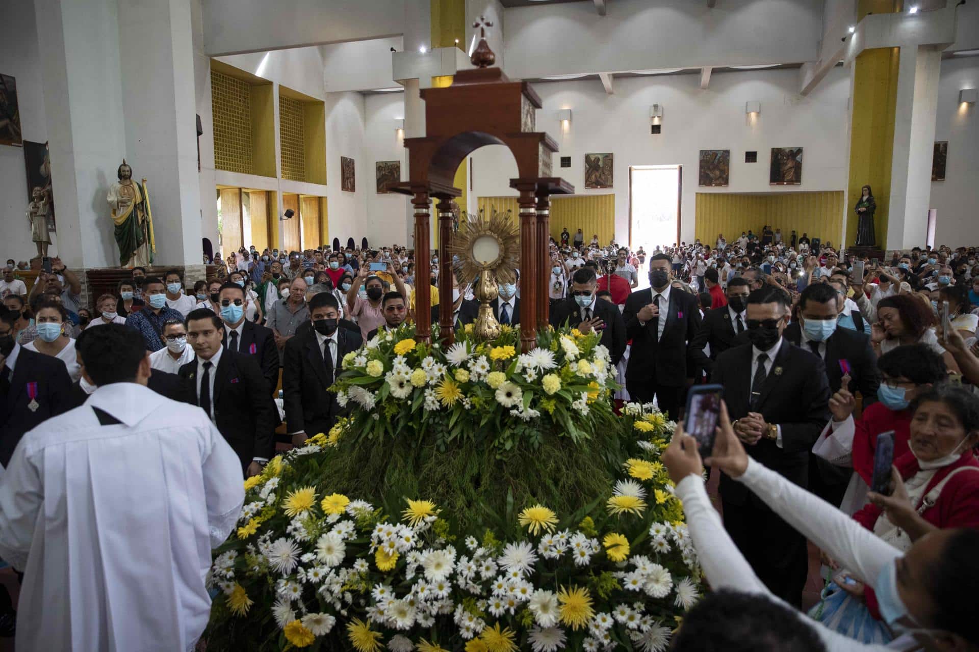 Fotografía de archivo en donde nicaraguenses celebran una eucaristía en la catedral de Managua (Nicaragua). EFE/ Jorge Torres