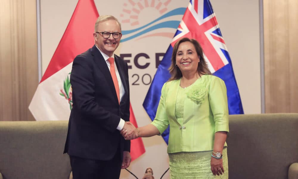 Una foto cedida de la presidenta de Perú, Dina Boluarte (d), y el primer ministro australiano, Anthony Albanese (i), durante un encuentro en Lima en los márgenes de la cumbre del Foro de Cooperación Económica de Asia-Pacífico (APEC). EFE/Presidency of Peru/EDITORIAL USE ONLY, NO SALES/ ONLY AVAILABLE TO ILLUSTRATE THE ACCOMPANYING NEWS (MANDATORY CREDIT)