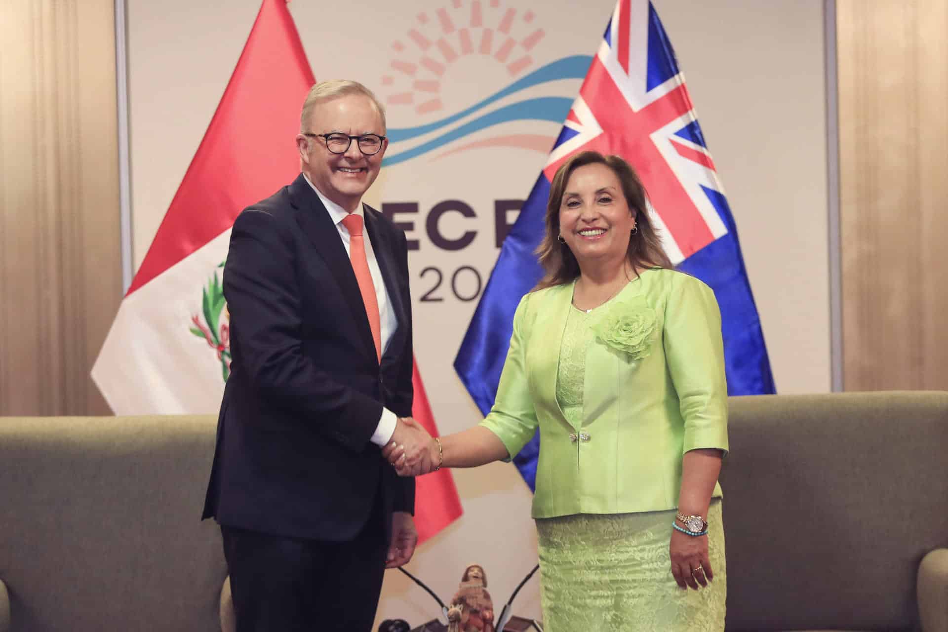 Una foto cedida de la presidenta de Perú, Dina Boluarte (d), y el primer ministro australiano, Anthony Albanese (i), durante un encuentro en Lima en los márgenes de la cumbre del Foro de Cooperación Económica de Asia-Pacífico (APEC). EFE/Presidency of Peru/EDITORIAL USE ONLY, NO SALES/ ONLY AVAILABLE TO ILLUSTRATE THE ACCOMPANYING NEWS (MANDATORY CREDIT)