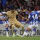 El delantero del FC Barcelona Raphinha (c) trata de controlar un balón ante Take Kubo (d), de la Real Sociedad, durante el partido de Liga de la pasada temporada disputado en el Reale Arena, en San Sebastián. EFE/Javier Etxezarreta