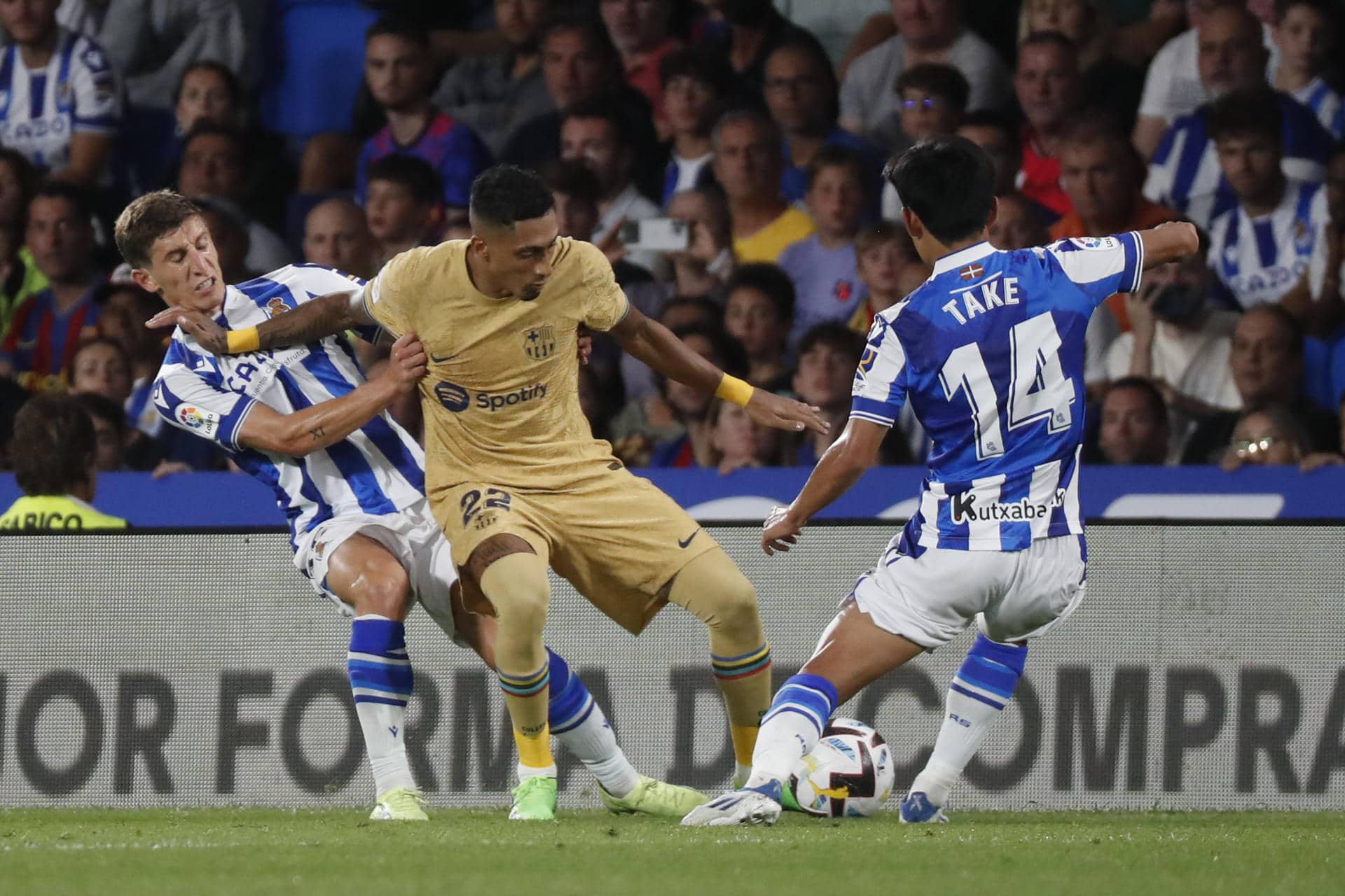 El delantero del FC Barcelona Raphinha (c) trata de controlar un balón ante Take Kubo (d), de la Real Sociedad, durante el partido de Liga de la pasada temporada disputado en el Reale Arena, en San Sebastián. EFE/Javier Etxezarreta